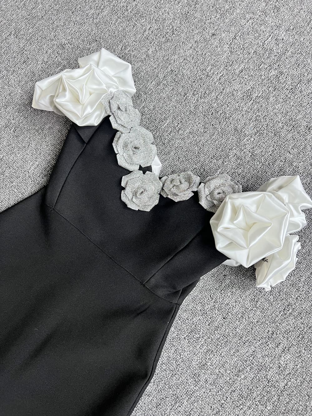 黒ドレス 華麗な薔薇飾り オフショルダー ドレス