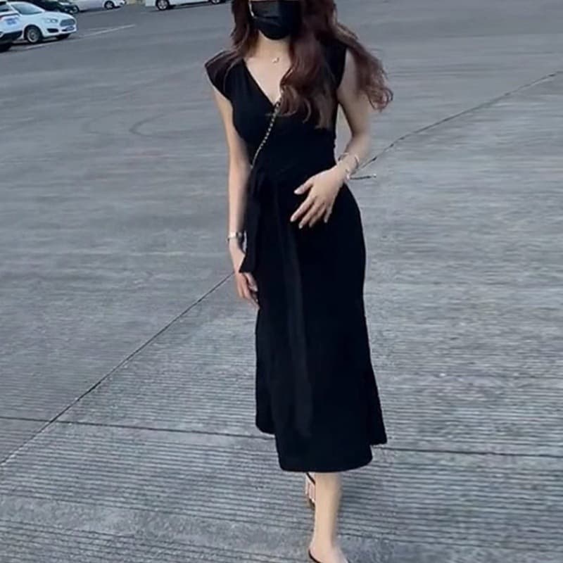 黒ドレス 優雅なミディ丈ワンピース