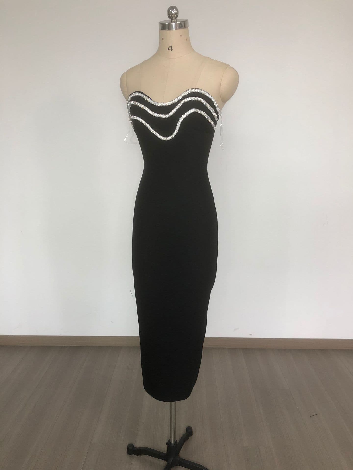 黒ドレス ロング 煌めき波線ベアトップロングドレス