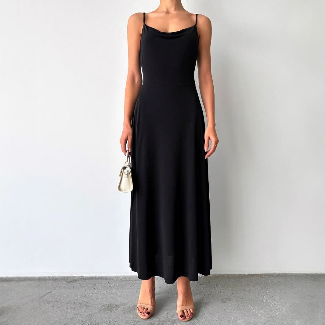 黒ドレス 優雅な華麗さ際立つスリット入りドレス